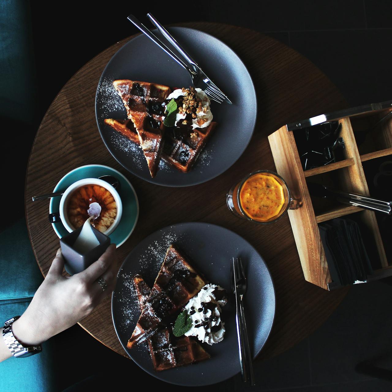 pexels-viktoria-alipatova-1083711-2074108